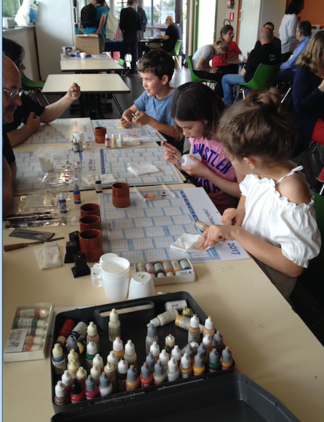 Enfants atelier figurine