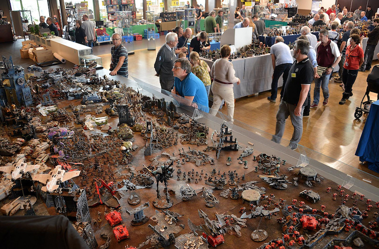 photo de la salle avec public et scène Warhammer visible