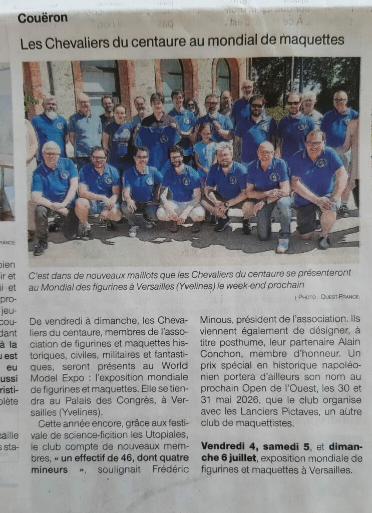 membres du club dans Ouest-France devant la médiathèque de Couëron